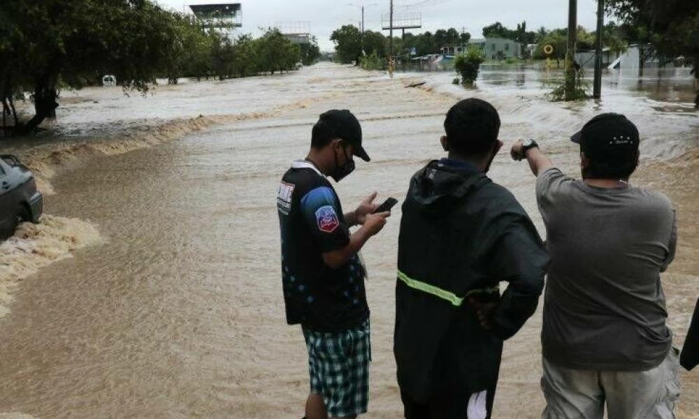 Δεκάδες χιλιάδες άστεγοι από τους κυκλώνες που χτύπησαν την Ονδούρα